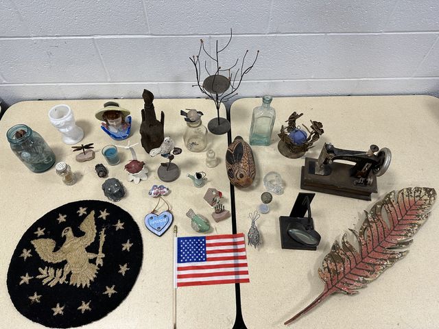 Lot 91-10344 - VINTAGE DECOR ITEMS