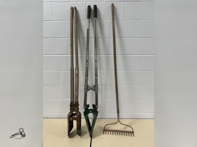 Lot 91-7438 - 2 POST HOLE DIGGERS &amp; GARDEN RACK