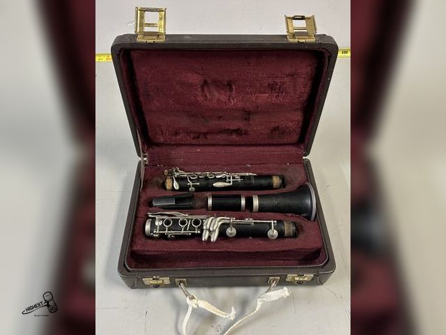 Lot 91-8976 - Clarinet VINTAGE SELMER CL300 CLARINET IN CASE