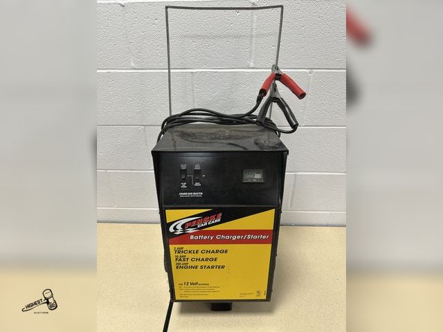 Lot 91-8242 - PENSKE CAR CARE BATTERY CHARGER / STARTER 2AMP TRICKLE CHARGE / 35 AMP FAST CHARGE / 200 AMP ENGINE ...