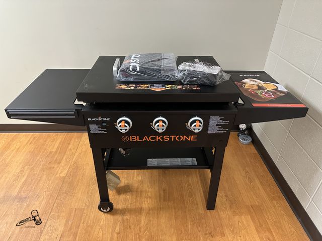 Lot 91-8733 - New BLACKSTONE 28" XL GRIDDLE WITH HARD COVER &amp; FOLDING SIDE SHELVES INCLUDES COVER - ASSEMBLED ...