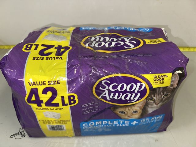 Lot 91-8446 - New SCOOP AWAY 42LBS CLUMPING CAT LITER - 4-10.5 POUCHES - COMPLETE PERFORMANCE PLUS