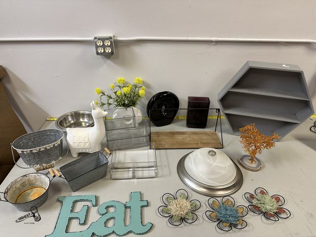 Lot 91-7522 - LOT FULL OF HOME DECOR