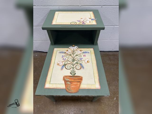 Lot 91-8198 - END TABLE 18" X 28" X 23" TALL