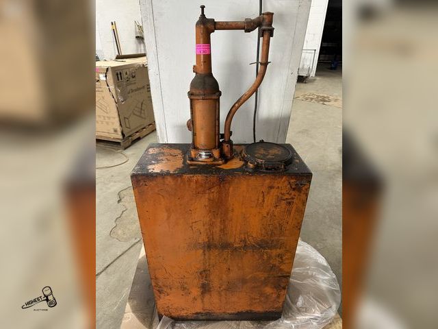 Lot 91-6580 - BENNETT HAND OIL PUMP - 23" X 10" X 32"