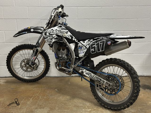 Lot 91-9801 - Dirt Bike 2005 KAWASAKI KX 250F - 4 STROKE LIQUID COOLED DIRT BIKE TURNS OVER WITH COMPRESSION DID N...