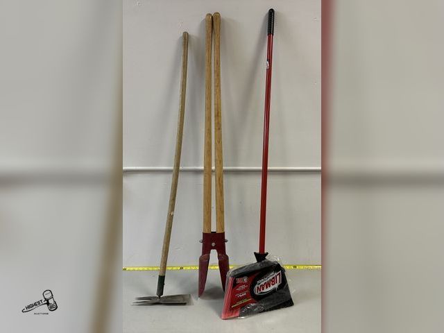 Lot 91-9019 - POST HOLE DIGGERS, GARDEN HOE &amp; LIBMAN HAND BROOM