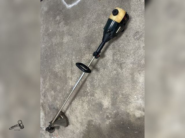 Lot 91-7752 - CRAFTSMAN 32CC GAS WEEDWACKER LINE TRIMMER