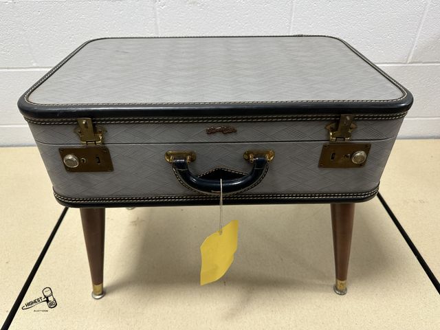 Lot 91-8204 - VINTAGE SUPER FORTRESS RETRO SUITCASE TABLE STAND