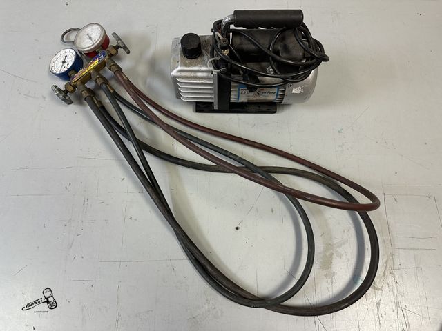 Lot 91-10481 - PITTSBURG 2.5 CFM VACUUM PUMP &amp; YELLOW JACKET TEST AND CHARGING MANIFOLD WITH HOSES
