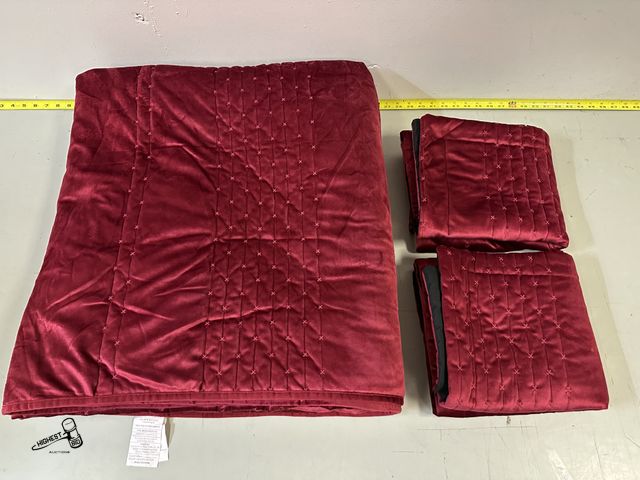 Lot 91-8560 - KING SIZE VELVET QUILT WITH TO KING SIZE PILLOW SHAMES