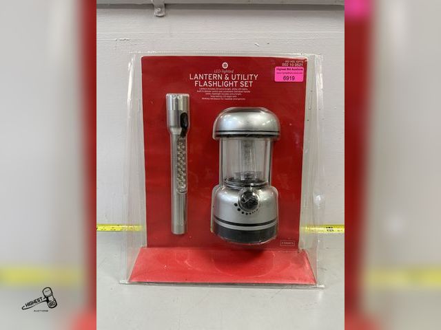 Lot 91-6919 - LED-LIGHTED LANTERN AND UTILITY FLASHLIGHT SET