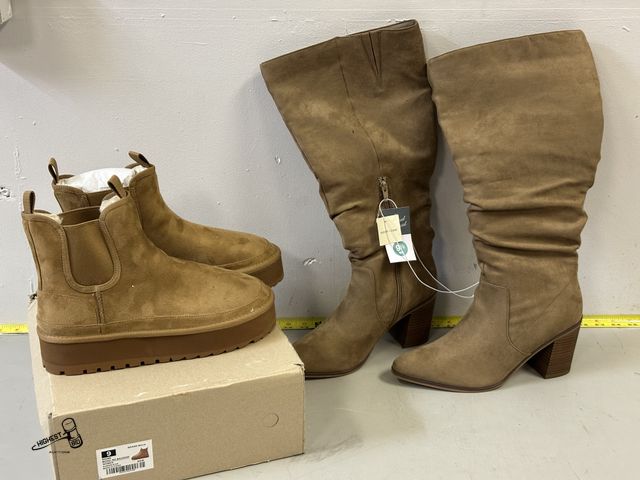 Lot 91-9790 - NEW 9 1/2 BOOTS UNIVERSAL THREAD, NEW BEACIA SIZE 9 BOOTS