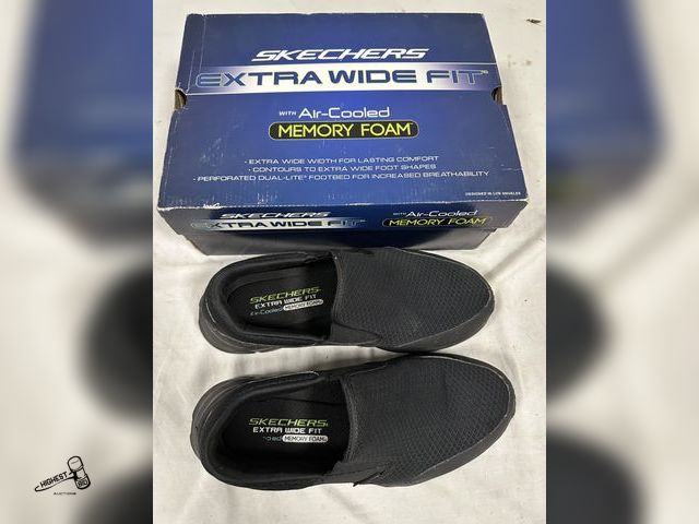 Lot 91-7637 - SKECHERS EXTRA WIDE FIT SIZE 9.5 WITH AIR COOLED MEMORY FOAM