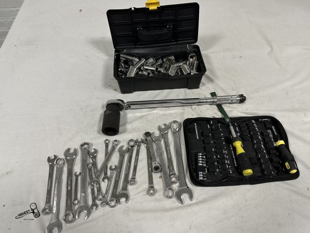 Lot 91-7715 - PLASTIC TOOL BOX WITH SEVERAL SIZE SOCKETS - MIT 1/2" TORQUE WRENCH WITH 36MM SOCKET - 18 ASSORTED W...