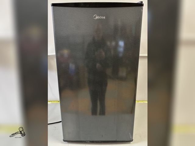 Lot 91-8532 - MIDEA  3.3 MINI REFRIGERATOR Mini Refrigerator/Freezer Adjustable Thermostat Controls Refrigerator &...