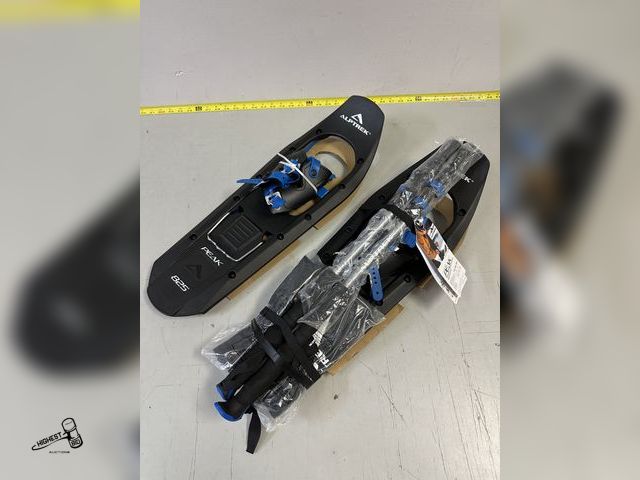 Lot 91-6476 - ALPTREK PEAK SNOWSHOE KIT - BLUE - LIGHTWEIGHT COMPOSITE DECK - INTEGRATED HEEL LIFT - EASY PULL BIN...