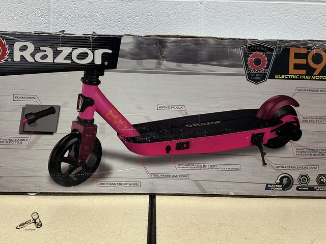Lot 91-10228 - MSRP $129 PINK RAZOR SCOOTER E90 WITH CHARGER GOOD SCOOTER IN BOX