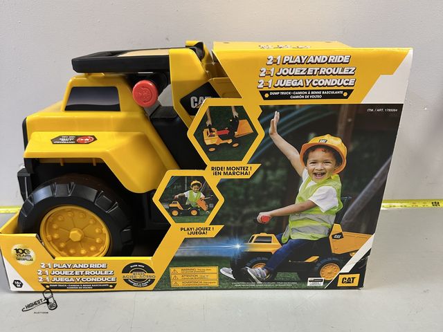 Lot 91-6213 - CAT PLAY AND RIDE DUMP TRUCK - 2 IN 1 VEHICLE FOR PLAY AND RIDE - REALISTIC CONSTRUCTION ZONE LIGHTS...