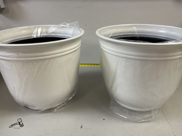 Lot 91-8565 - TRENDSPOT 18" THEO RESIN PLANTER, WHITE - 2 PACK