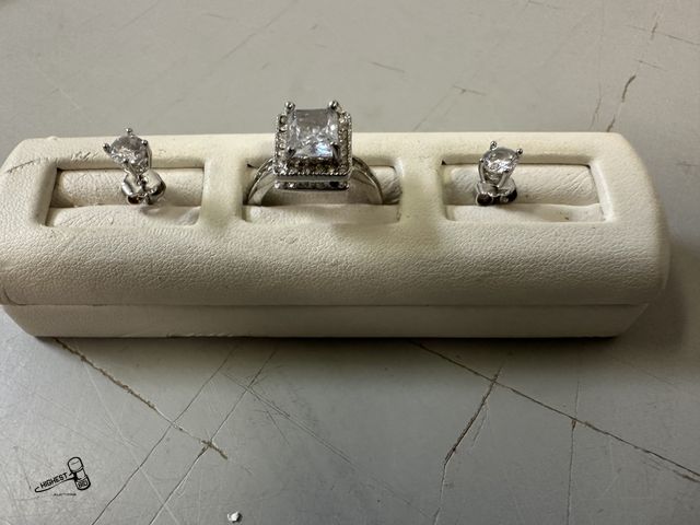 Lot 91-7836 - LADIES RING &amp; EAR RINGS