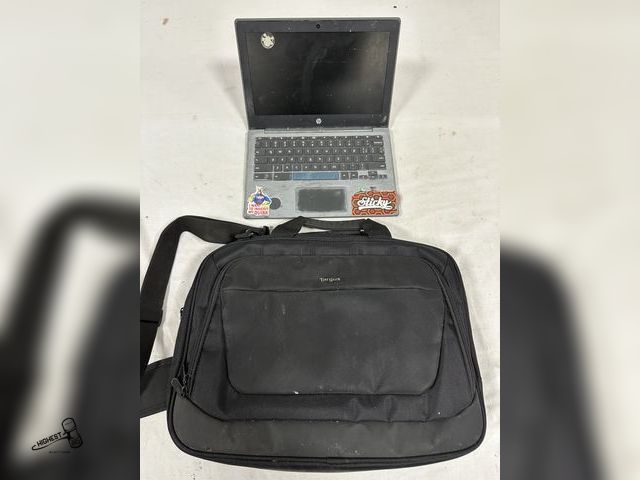 Lot 91-7759 - HP CHROMEBOOK &amp; TARGUS COMPUTER BAG