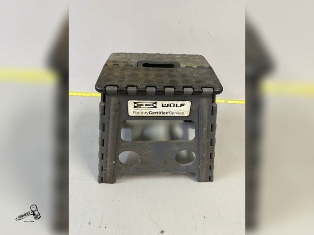 Lot 91-6452 - SUB ZERO WOLF PORTABLE PLASTIC STEP STOOL