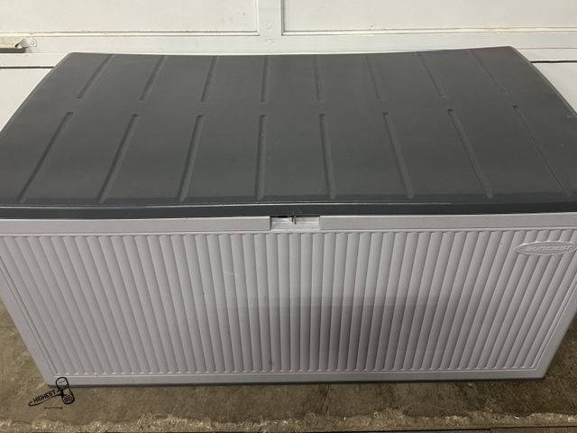 Lot 91-9380 - SUNCAST 170 GALLON EXTRA LARGE DECK BOX