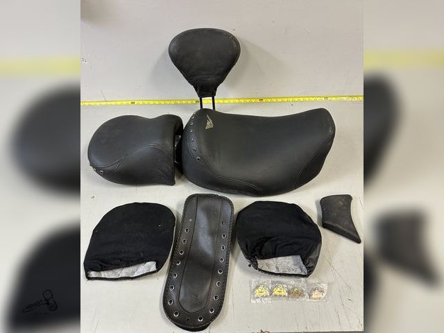 Lot 91-8231 - HARLEY DAVIDSON BLACK LEATHER SEAT &amp; ACCESSORYS