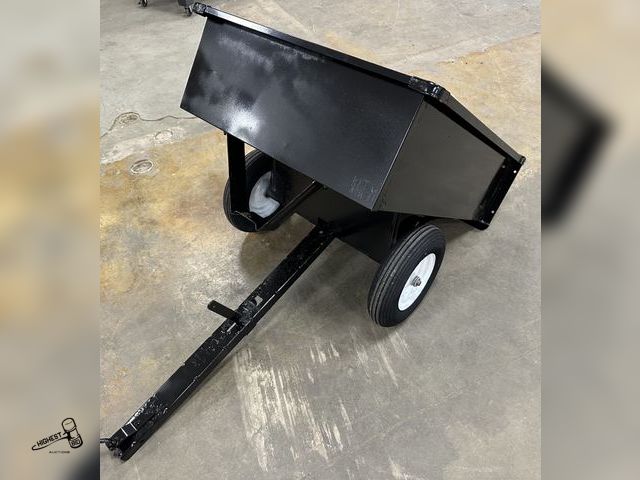 Lot 91-6561 - GARDEN TRAILER - TILTS - HAS A REMOVABLE TAILGATE - 33" X 44" X 12"