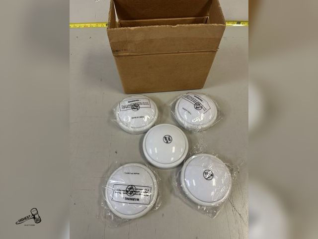 Lot 91-6375 - 5 TAP LIGHTS - REQUIRES AA BATTERIES - 5 1/2" ROUND - GREAT FOR CAMPERS, CLOSETS, CABINETS, BOOKSHEL...