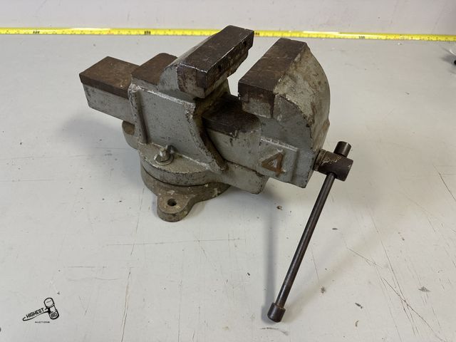 Lot 91-7286 - HEAVY DUTY BENCH VISE 4 1/2" JAWS