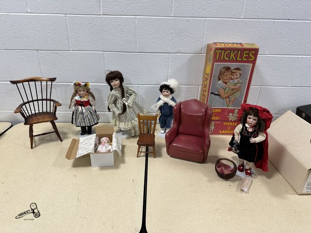 Lot 91-10346 - VINTAGE DOLL &amp; FURNITURE COLLECTION - TICKLES BOX IS EMPTY