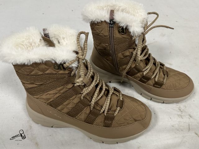 Lot 91-7655 - NEW WOMEN'S SKECHERS AIR COOLED MEMORY FOAM RELAXED FIT WINTER BOOTS SIZE 7.5