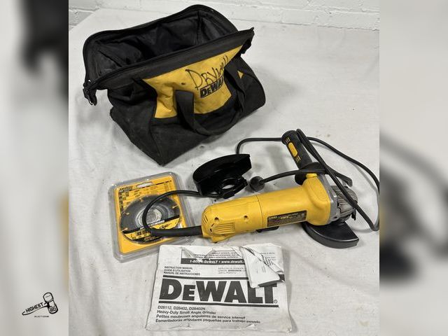 Lot 91-7695 - DEWALT D28402 4 1/2" ANGLE GRINDER