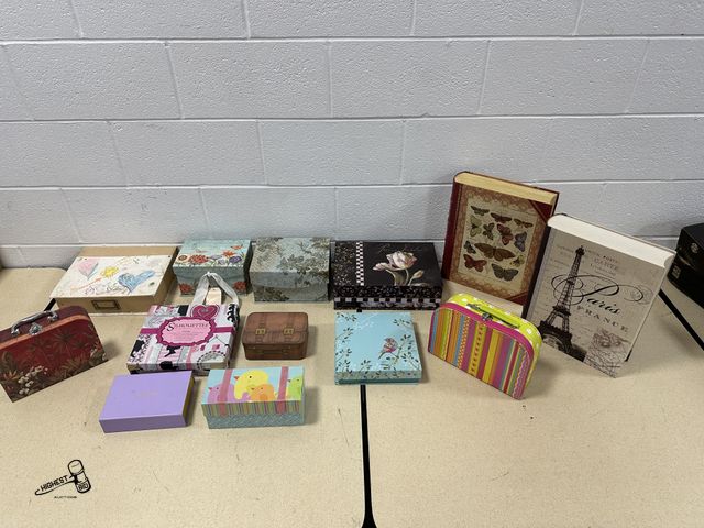 Lot 91-10348 - ASSORTMENT OF VINTAGE STASH BOXES