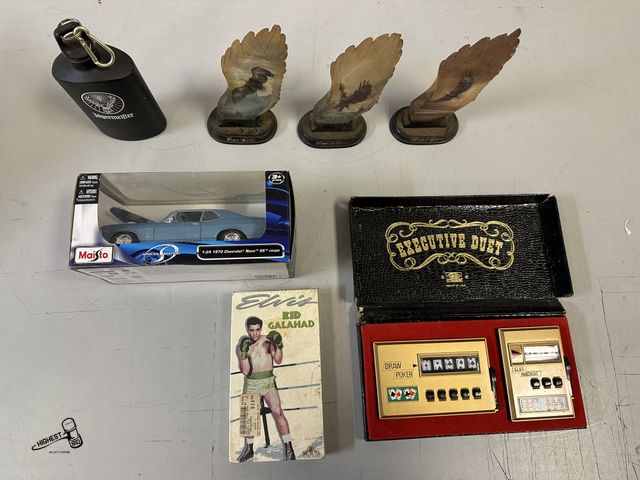 Lot 91-8825 - VINTAGE WACO " EXCUTIVE DUET " SET MOTORIZED DRAW POKERGAME AND SLOT MACHINE - ELVIS KID GALAHAD VHS...