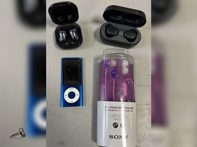 Lot 91-7793 - APPLE IPOD - 2 SETS OF WIRELESS EAR BUDS - SONY WIRED HEADPHONES