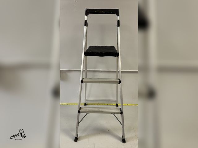 Lot 91-9021 - ALUMINUM COMMERCIAL TYPE 2 STEP STOOL