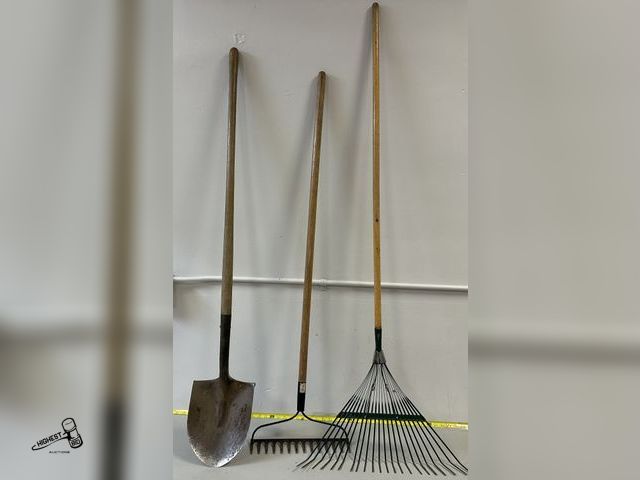 Lot 91-9010 - 3 PACK SPADE SHOVEL &amp; 2 RAKES JUST IN TIME FOR GARDENING