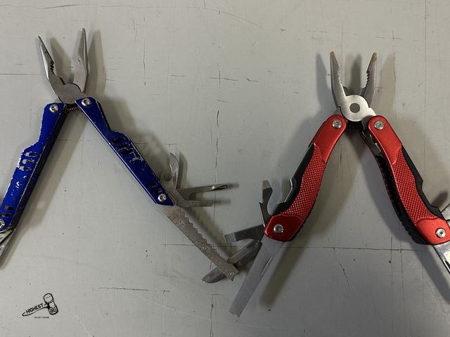 Lot 91-7782 - 2 MULTI KNIFE TOOLS