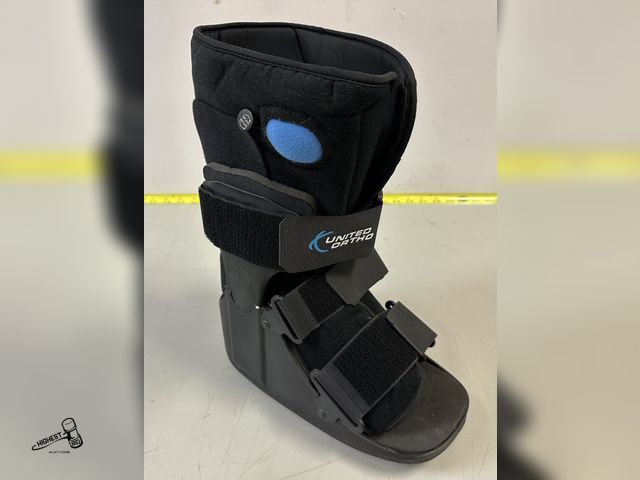 Lot 91-8811 - UNITED ORTHO AIR STABILIZER FRACTURE BOOT SIZE SMALL