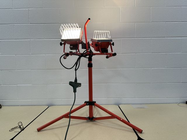 Lot 91-7044 - UTILITICH DUAL HEAD HALOGEN WORK LIGHT WITH TELESCOPING TRIPOD STAND