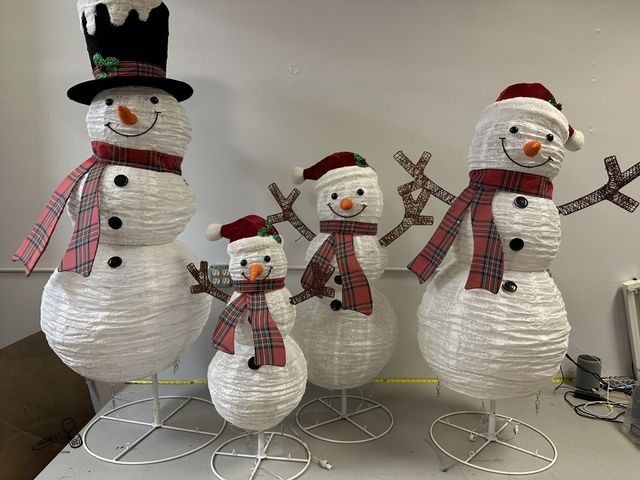 Lot 91-7541 - SNOWMAN FAMILY WITH LED LIGHTS 60", 50", 41" AND 32" TALL - EACH LIGHT UP - NEEDS MORE POWER SUPPLY ...