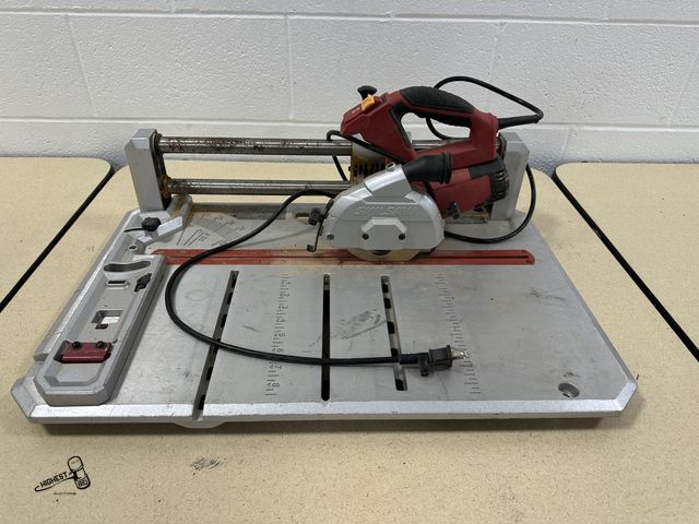 Lot 91-7131 - 7.0 AMP FLOORING SAW - ALLOWS YOY RO CUT FLOORING RIGHT WEHRE YOURE INSTALLING - DURABLE, LIGHTWEIGH...