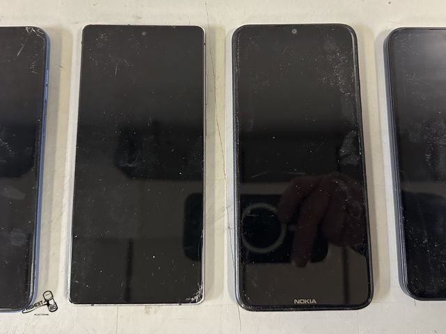 Lot 91-8121 - 4 CELL PHONES ASSORTED BRANDS