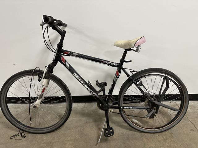 Lot 91-7928 - DIAMONDBACK OUTLOOK 26" 18 SPEED BIKE WITH FRONT SUSPENSION