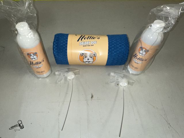 Lot 91-8467 - NELLIES FRESH DOG BUNDLE - 2 BOTTLES OF NO-RINSE SHAMPOO - DBLDRY DOG TOWEL