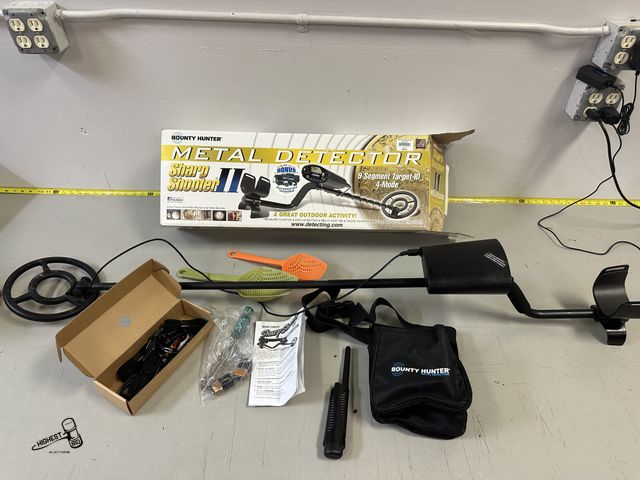 Lot 91-6185 - BOUNTY HUNTER SHARP SHOOTER II METAL DETECTOR - CUSHIONED HANDGRIP - PADDED ARMREST - 8" WATERPROOF ...
