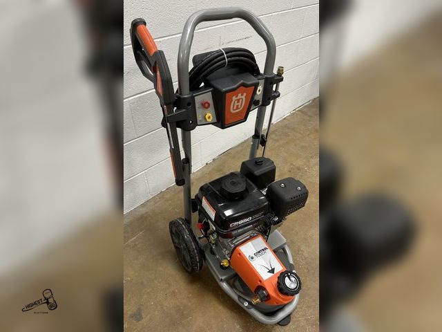 Lot 91-8280 - HUSQVARNA 3200 PSI GAS POWERED PRESSURE WASHER - "IDLE DOWN" ENGINE CONTROL - CR950 BRIGGS &amp; STR...